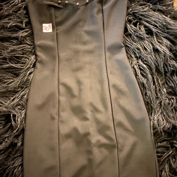 Dresses - Picture 2 of 8